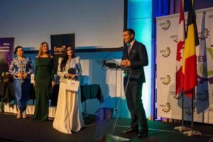 أمينة توات: رائدة جزائرية تتألق على منصة العالمية